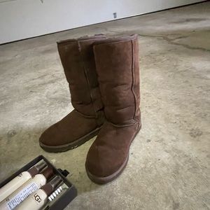 Great condition womens brown Ugg boots sz 6-9 women’s with new Ugg cleaning kit